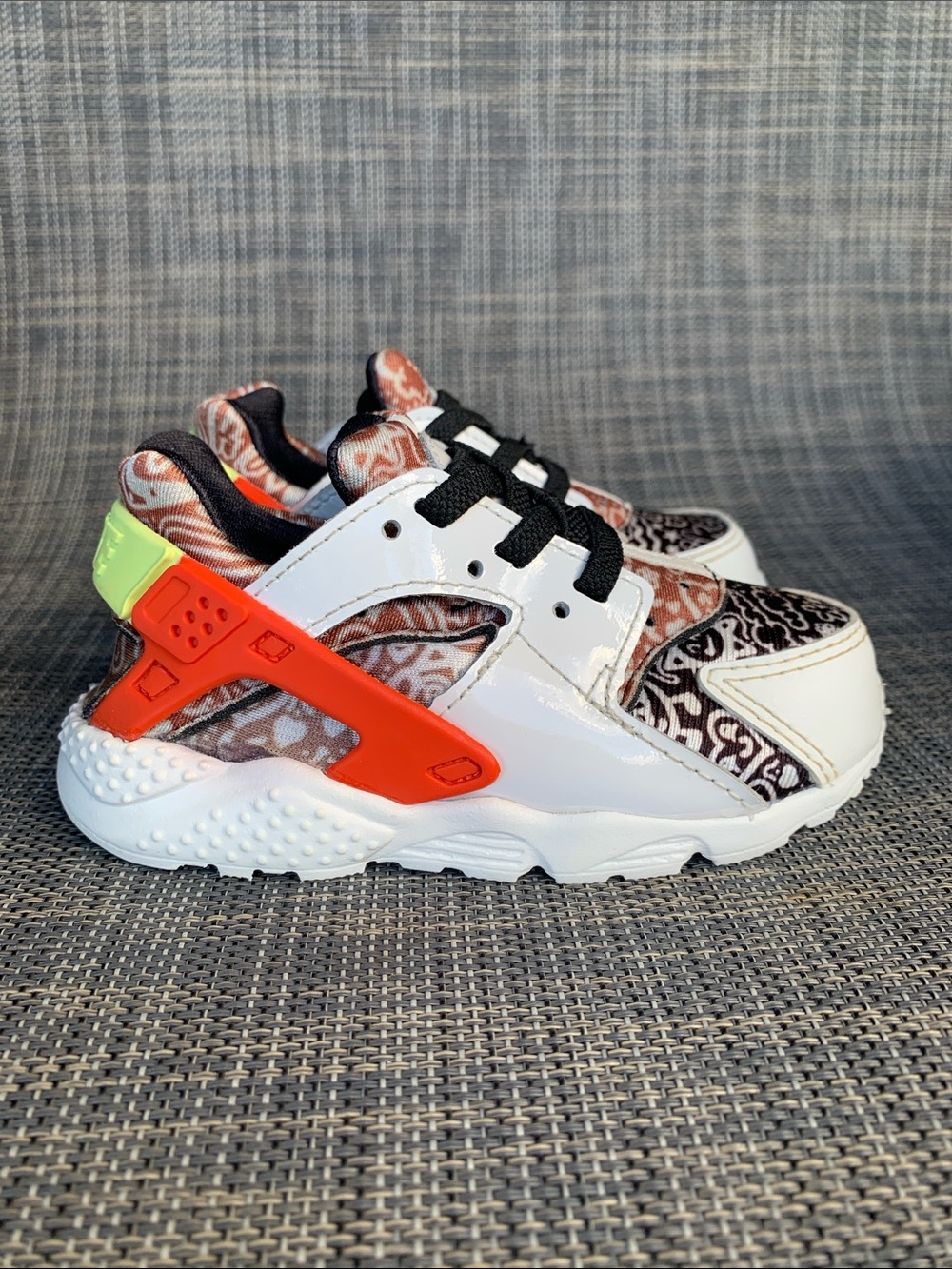 Nike Huarache Run SE "Doodle" sneakers summit white/picante red/black Toddler 7 - Picture 2 of 12